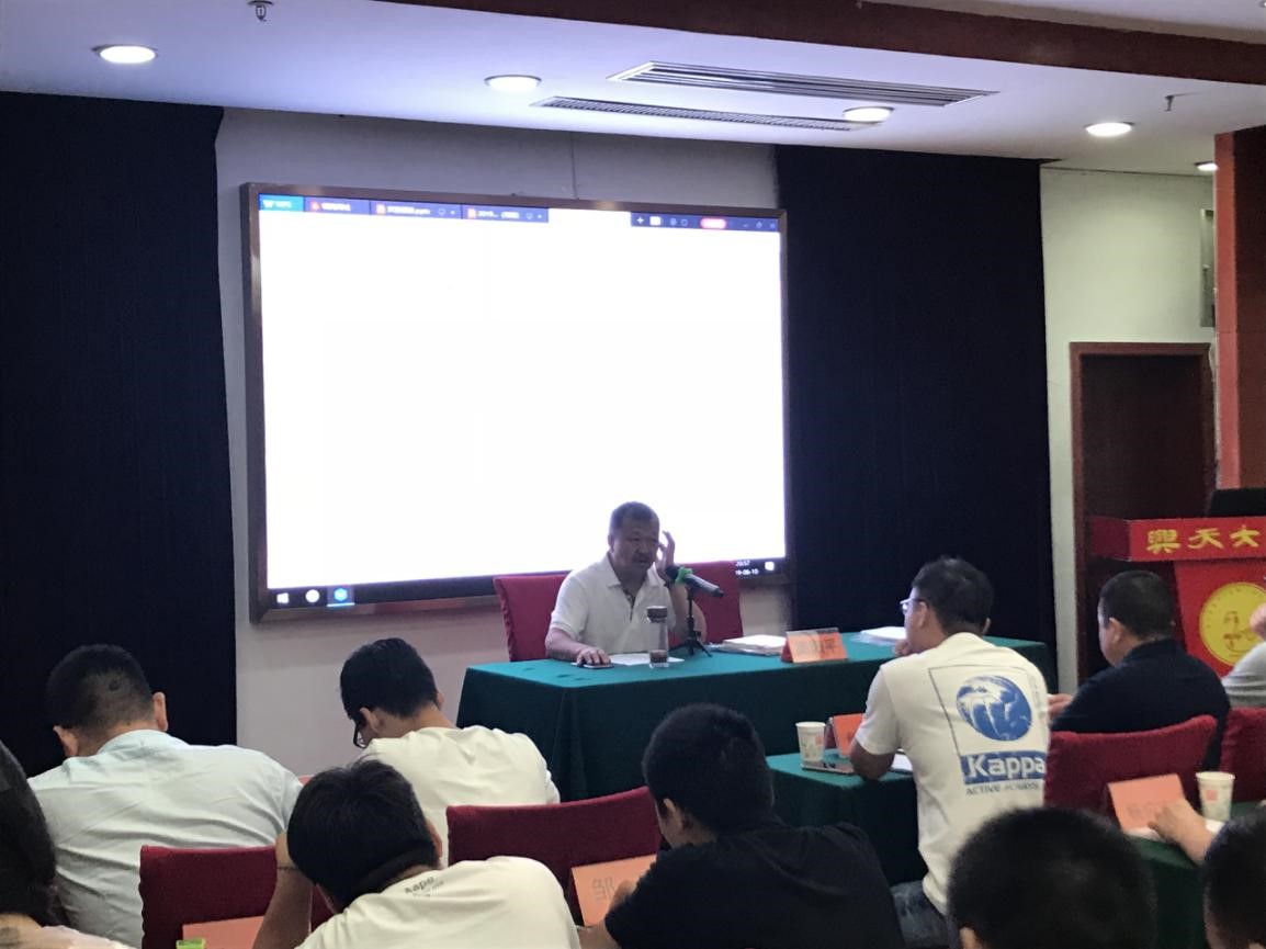 董事長何譽軍就暑期培訓(xùn)及考測評項目進行總結(jié)講話